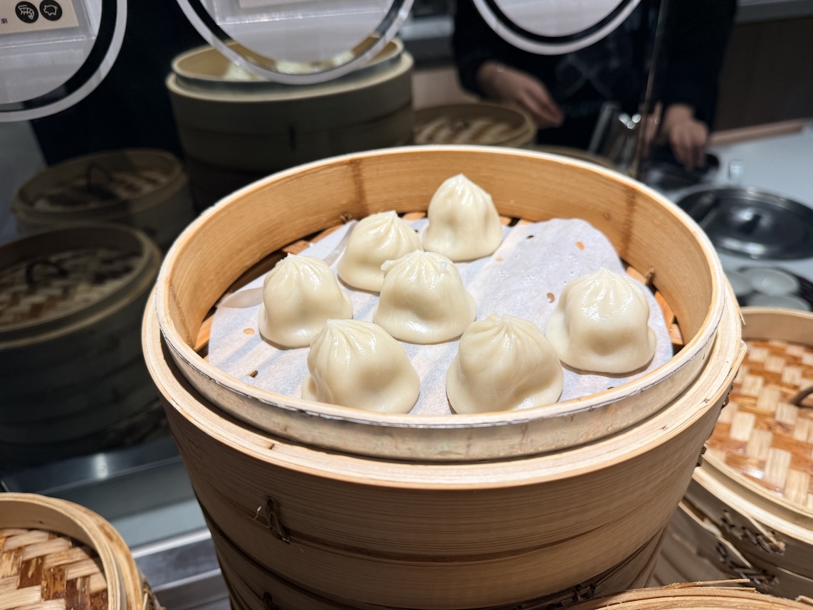台北松山空港「AIRLINES VIP LOUNGE」の食事（小籠包）