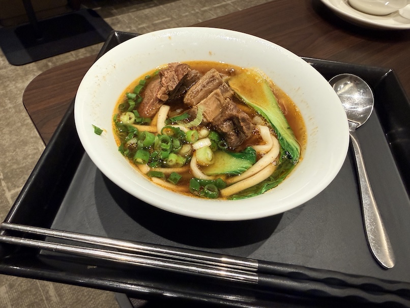 台北松山空港「AIRLINES VIP LOUNGE」のヌードルバー（牛肉麺）