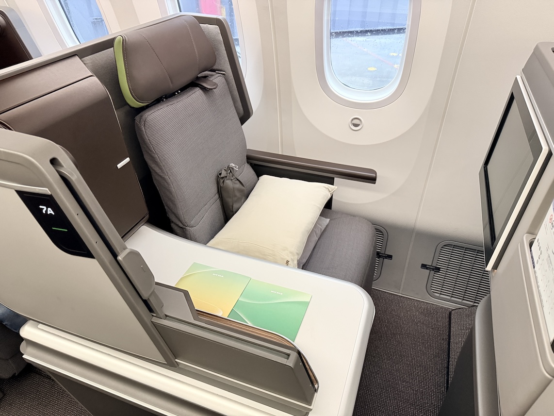 エバー航空ビジネスクラス；座席シート（窓側席）