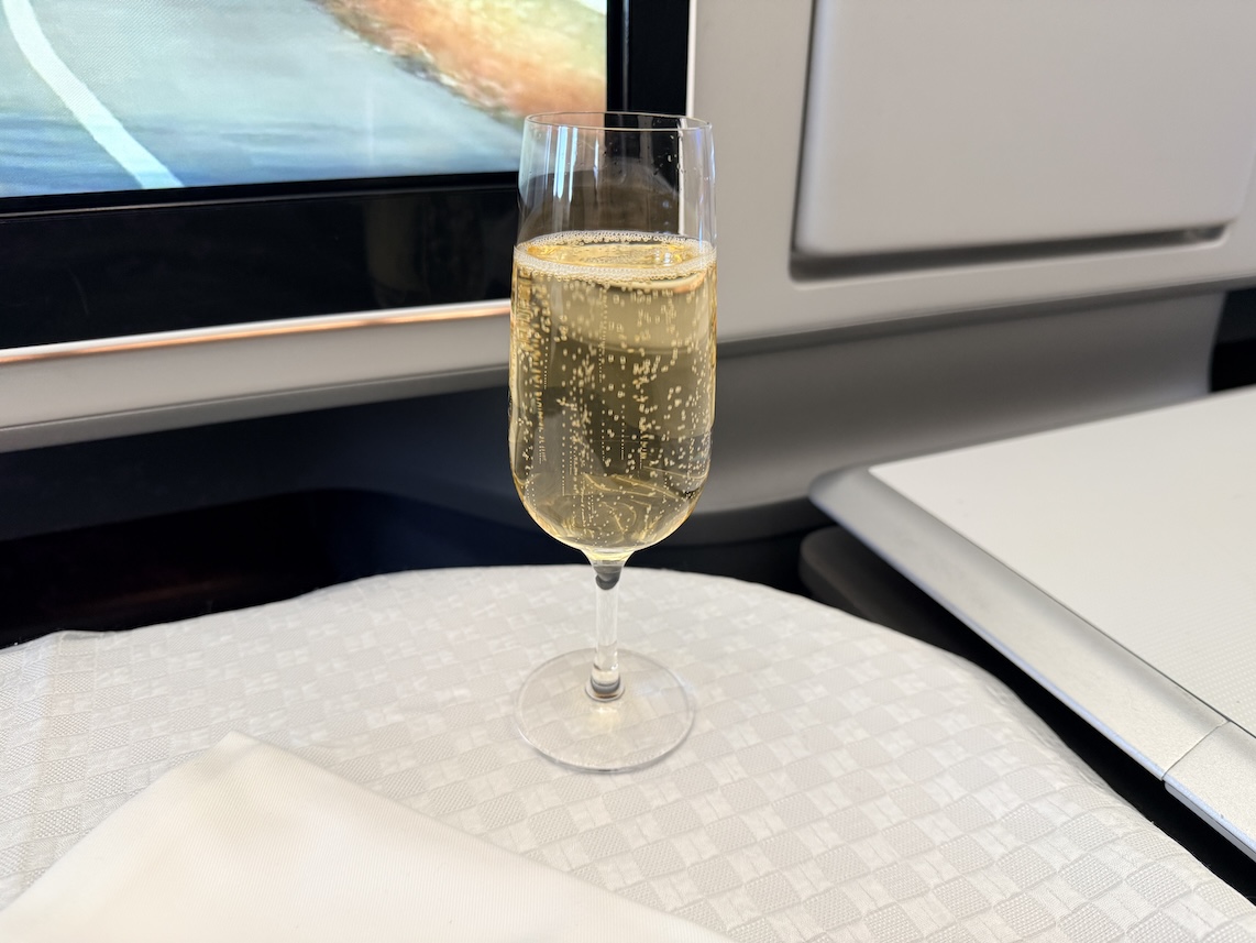 エバー航空ビジネスクラス：ドリンク（シャンパン）