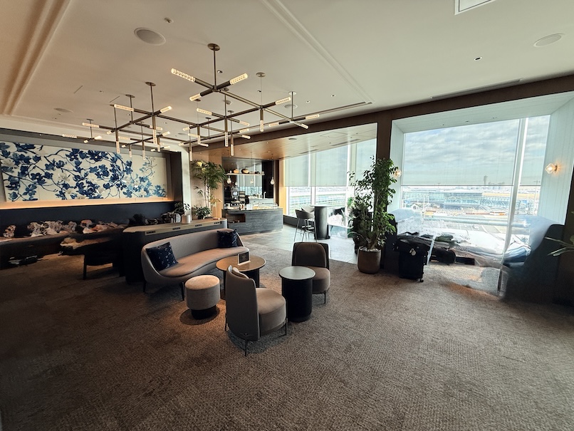 羽田空港「センチュリオンラウンジ」の内観（リビングエリア1）