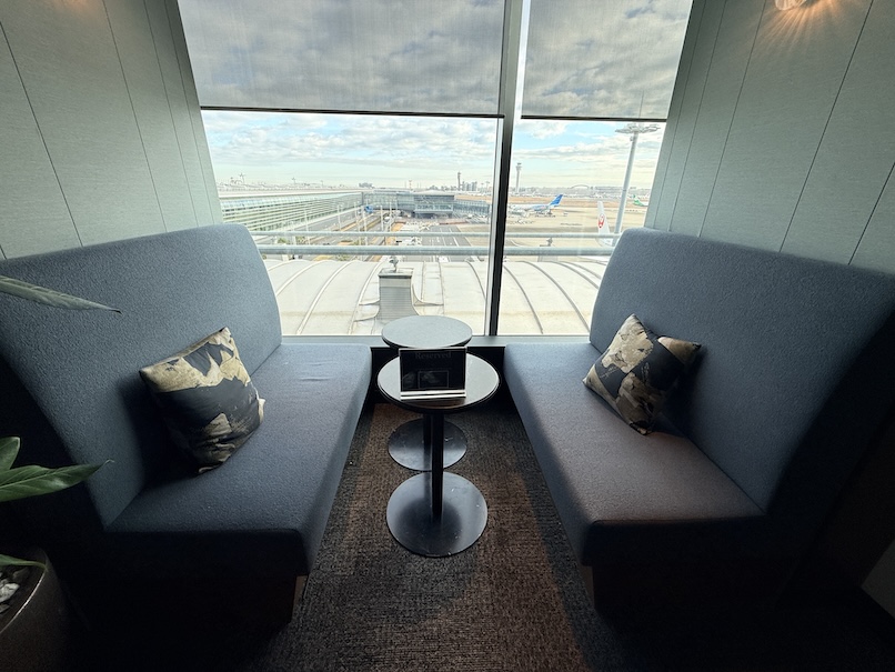 羽田空港「センチュリオンラウンジ」の内観（窓際席）