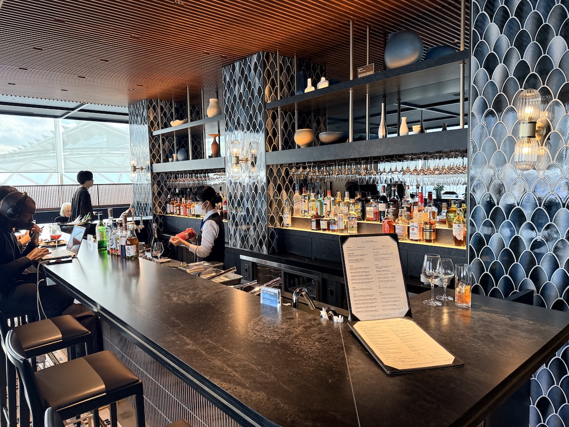 羽田空港「センチュリオンラウンジ」のバーカウンター（全体像）