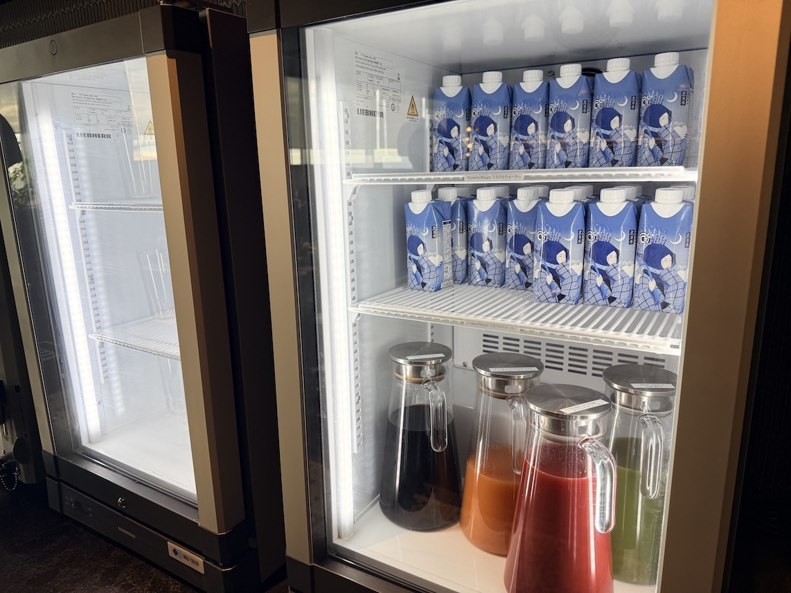 羽田空港「センチュリオンラウンジ」のドリンク（水とジュース）