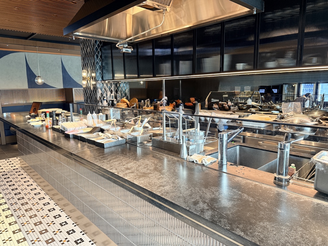 羽田空港「センチュリオンラウンジ」のライブキッチン（全体像）