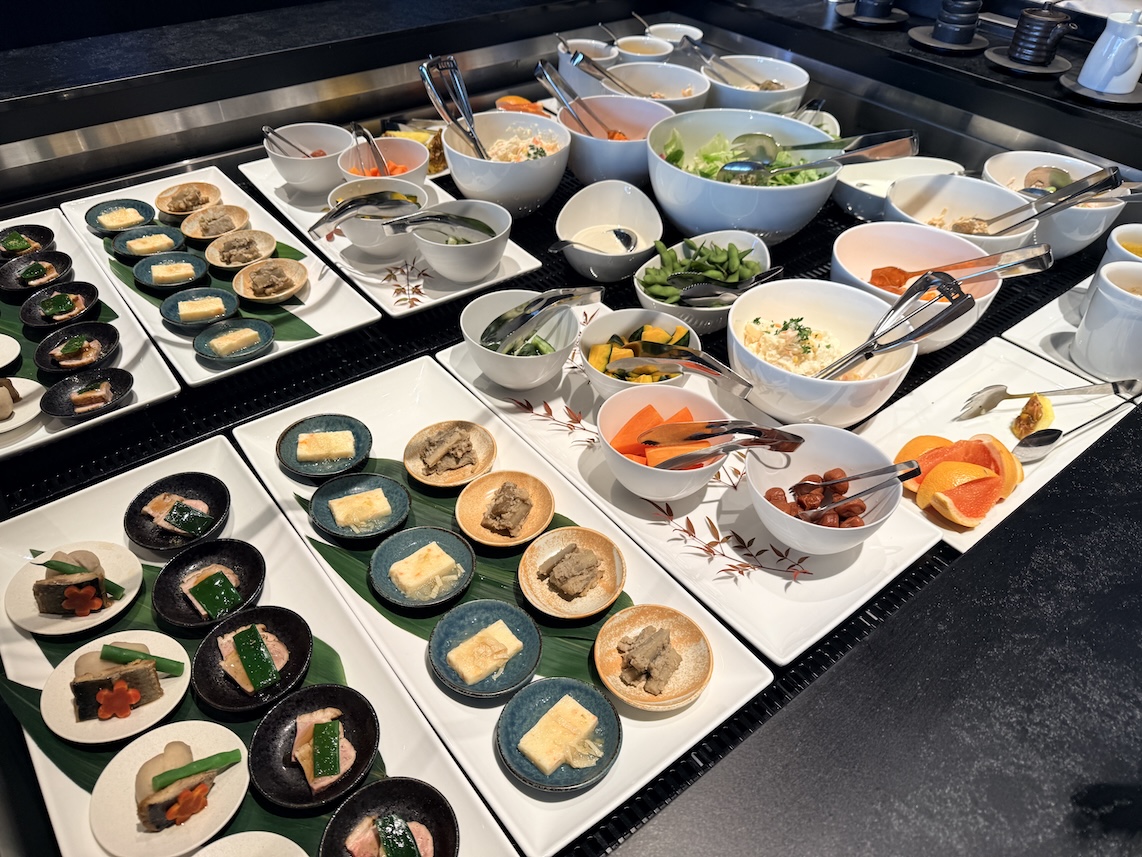 羽田空港「センチュリオンラウンジ」の食事（サラダと冷菜）