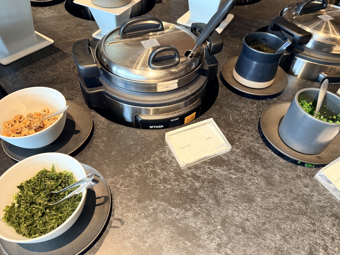 羽田空港「センチュリオンラウンジ」の食事（味噌汁）