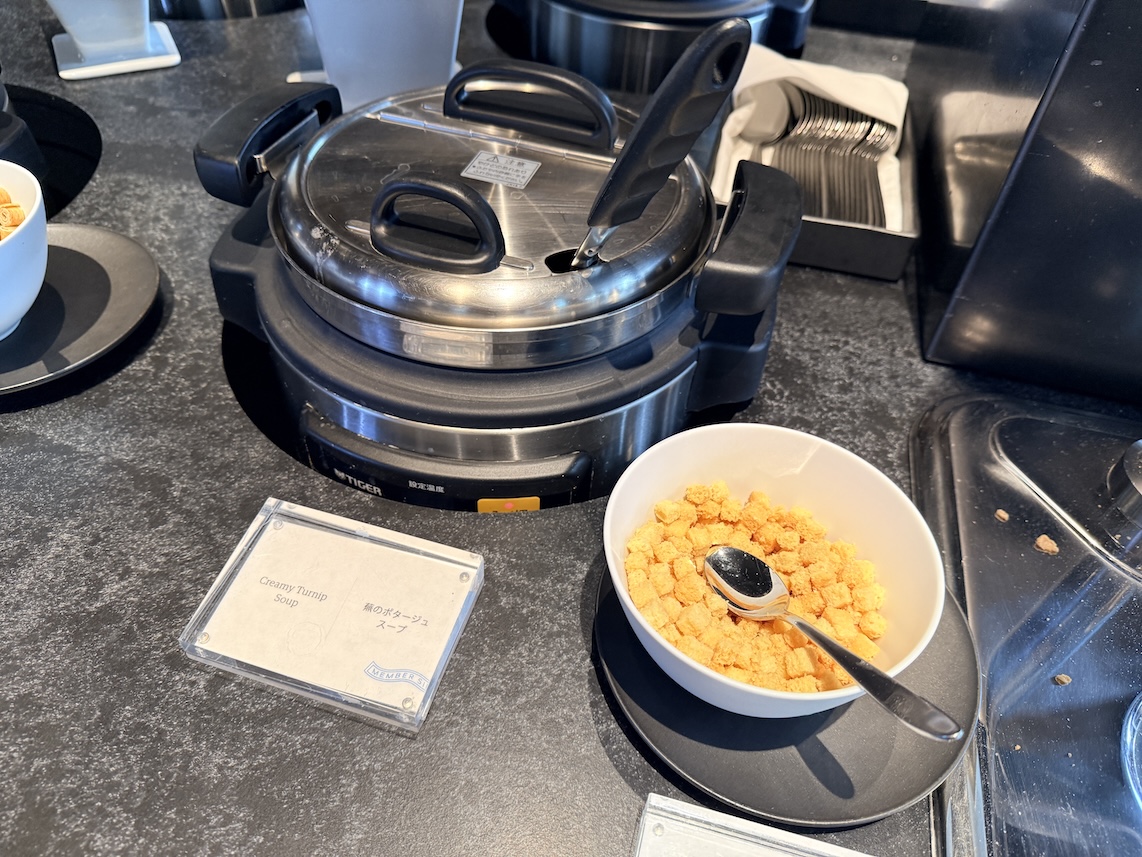 羽田空港「センチュリオンラウンジ」の食事（スープ）