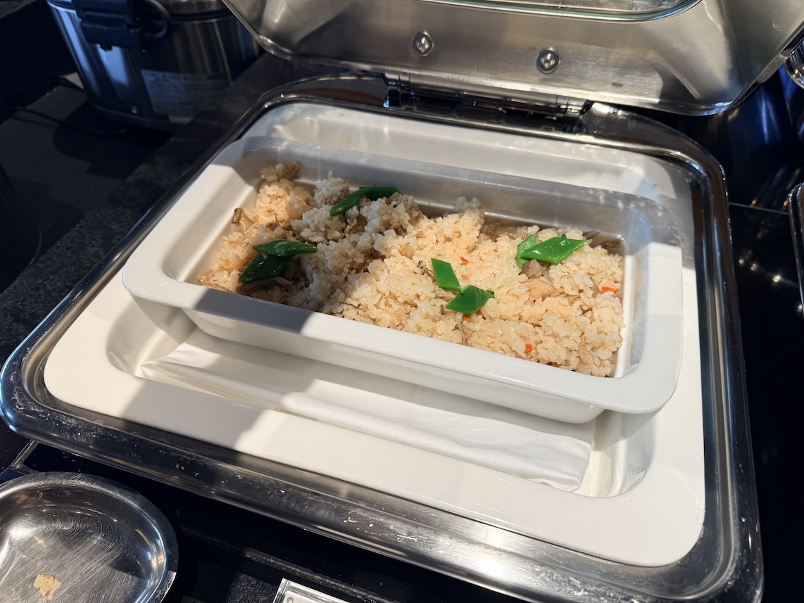 羽田空港「センチュリオンラウンジ」の食事（炊き込みご飯）
