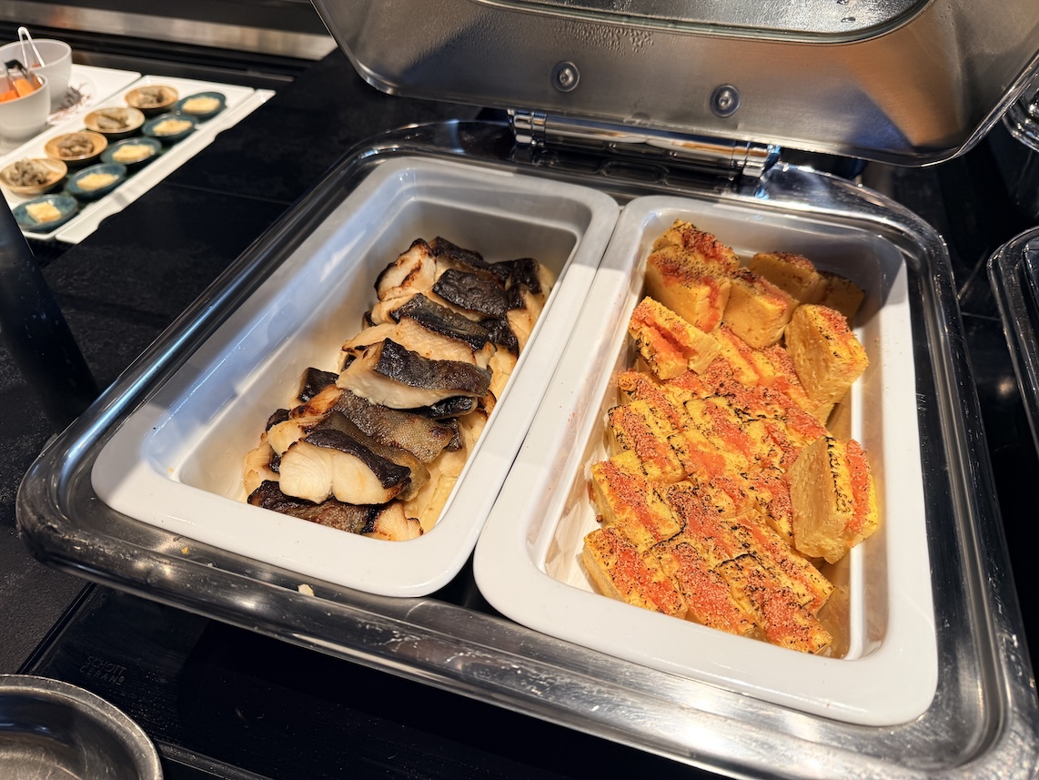 羽田空港「センチュリオンラウンジ」の食事（焼き魚とだし巻き卵）