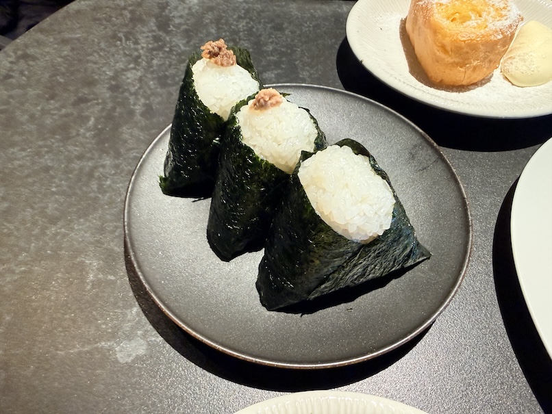 羽田空港「センチュリオンラウンジ」のライブキッチン（おにぎり2）