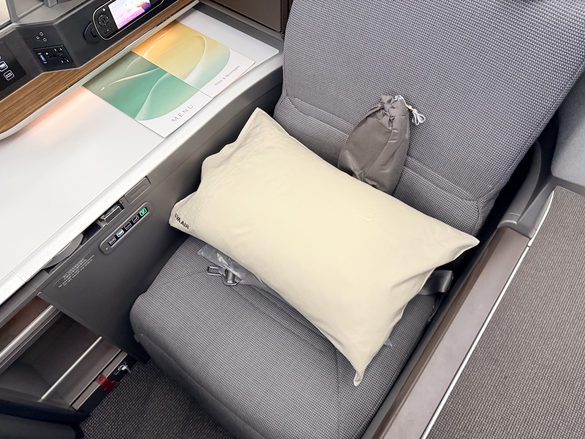 エバー航空ビジネスクラス；アメニティー（枕）