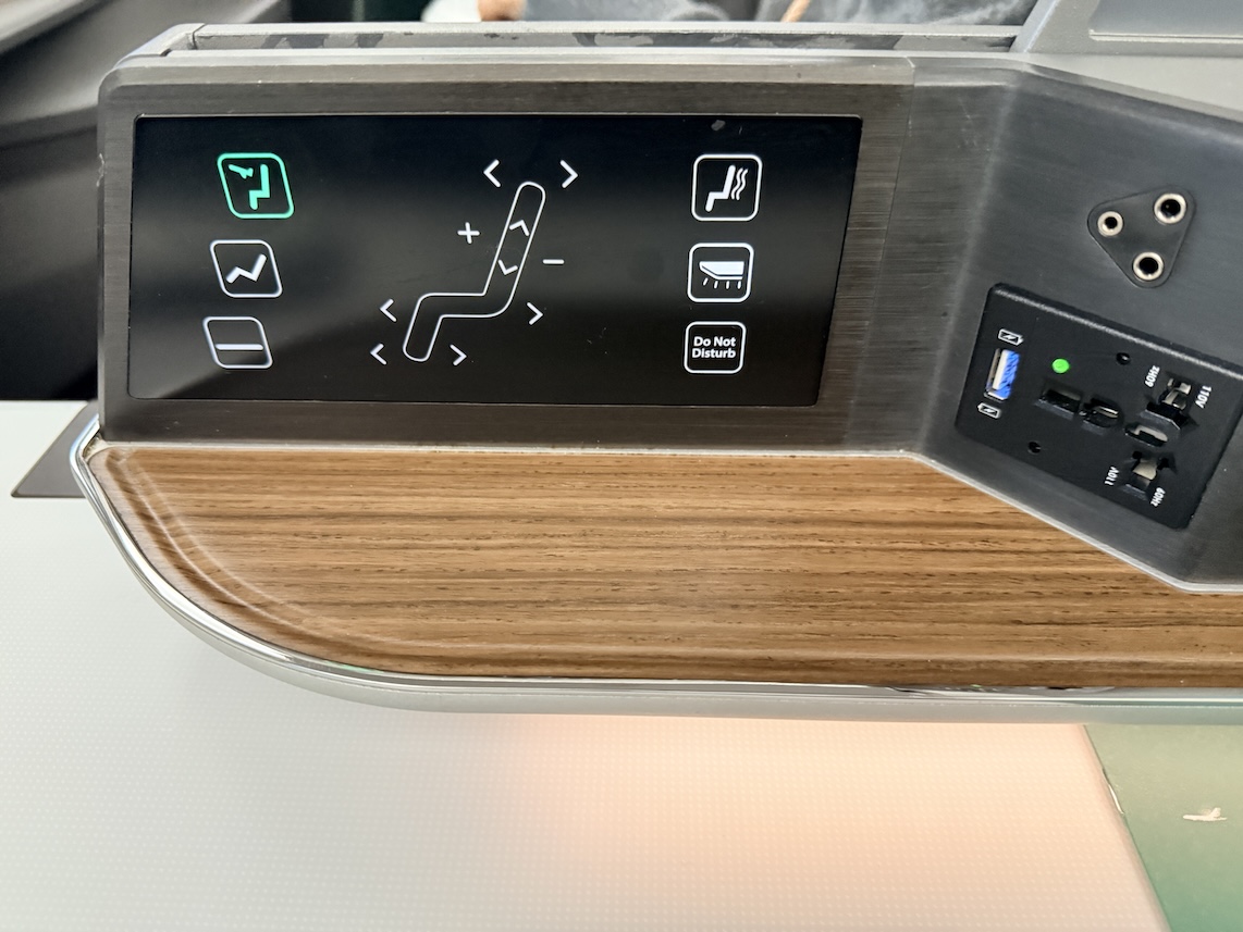 エバー航空ビジネスクラス；座席シート（リクライニングと電源）