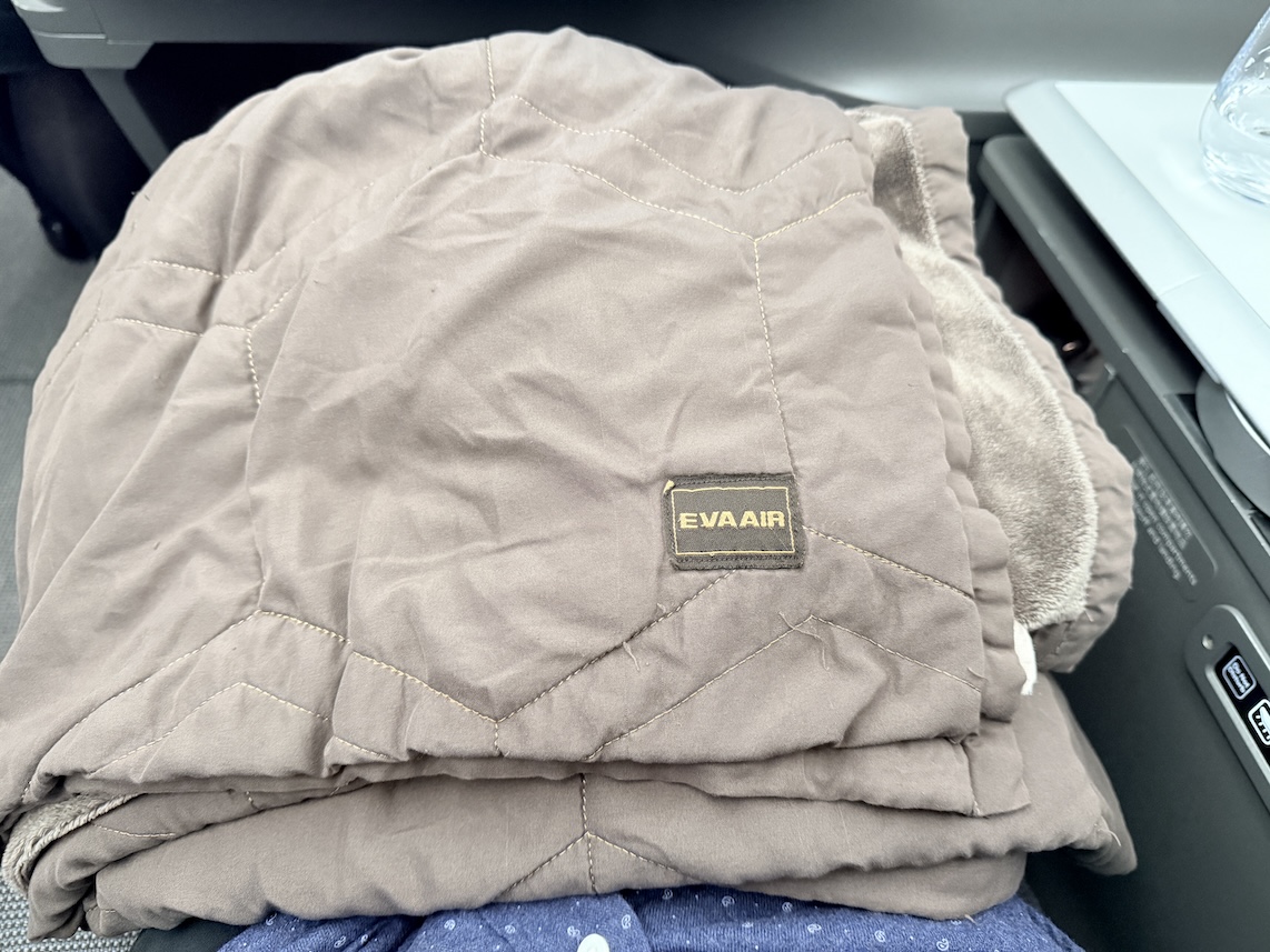 エバー航空ビジネスクラス；アメニティー（毛布）
