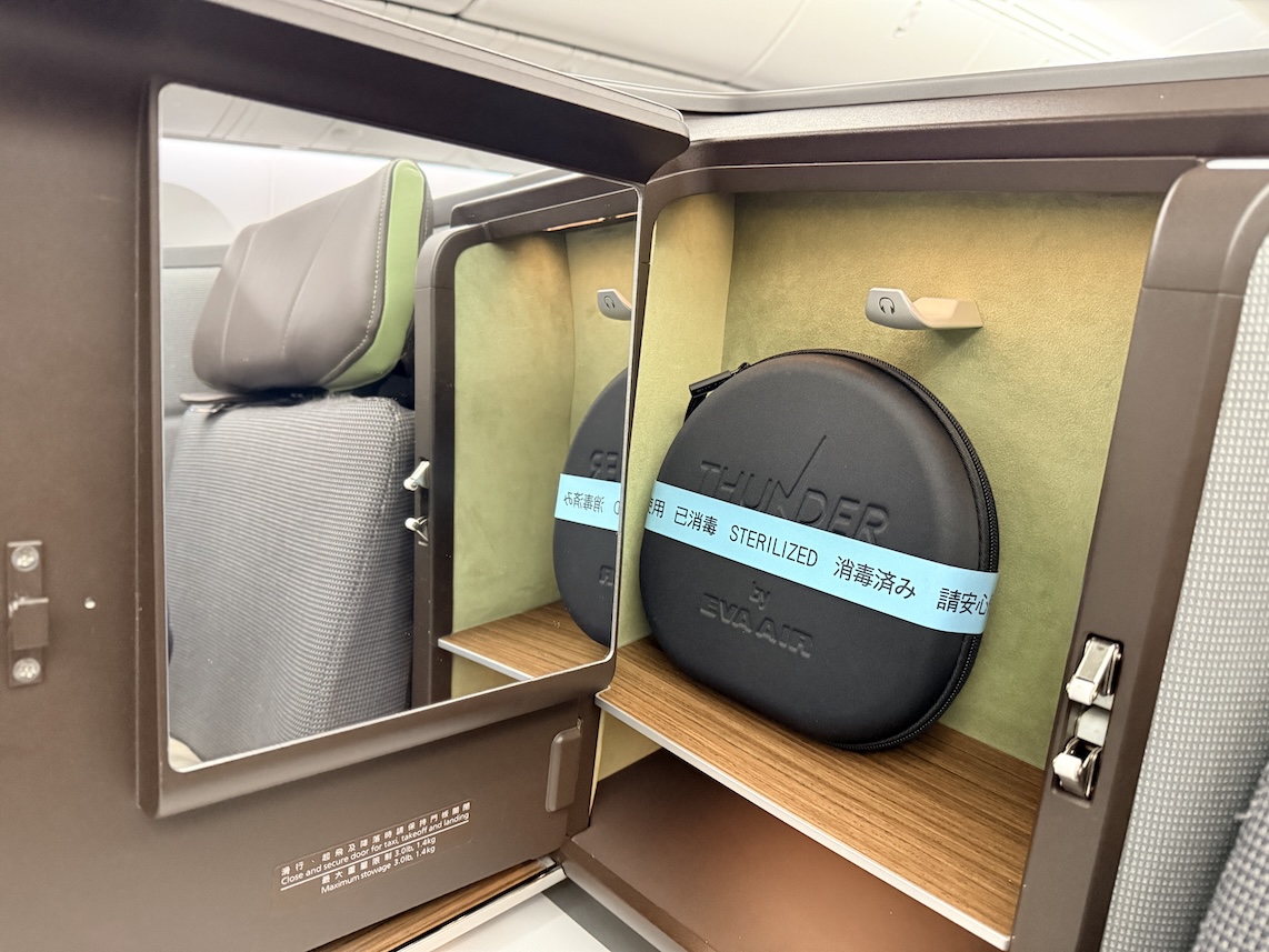 エバー航空ビジネスクラス；座席シート（鏡）