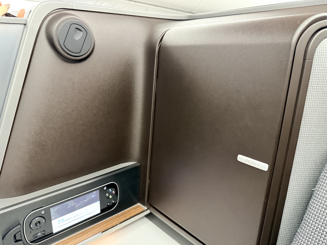エバー航空ビジネスクラス；座席シート（キャビネット）