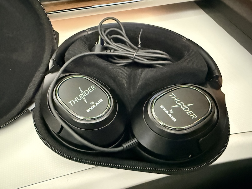 エバー航空ビジネスクラス；座席シート（ヘッドフォン）