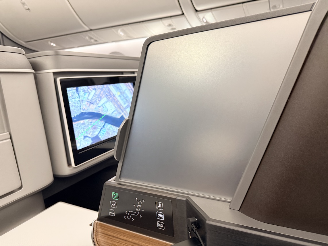 エバー航空ビジネスクラス；座席シート（パーティション）