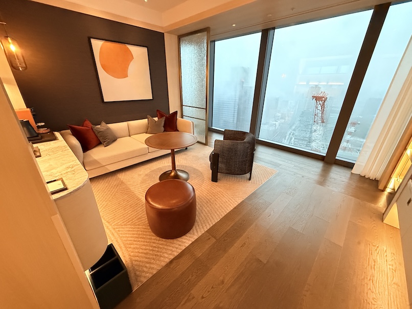 フェアモント東京の客室：リビング（全景1）