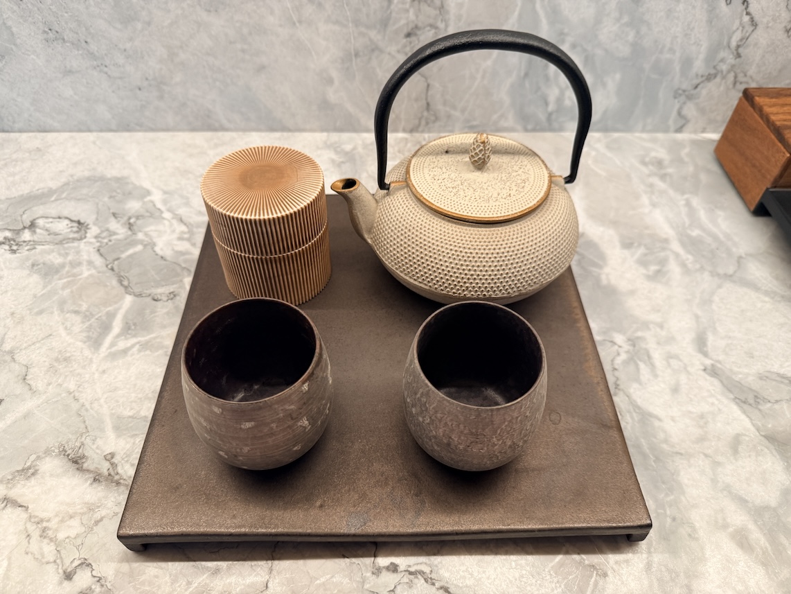 フェアモント東京の客室：ミニバー（日本茶）