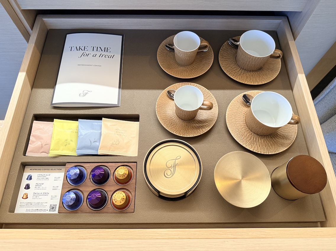 フェアモント東京の客室：ミニバー（紅茶）